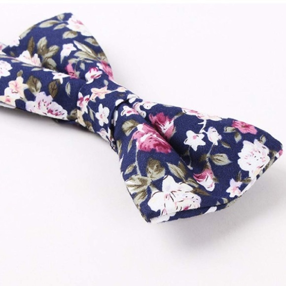 🎓PRE-TIED MEN\'S NAVY FLORAL BOWTIE! *NEW*